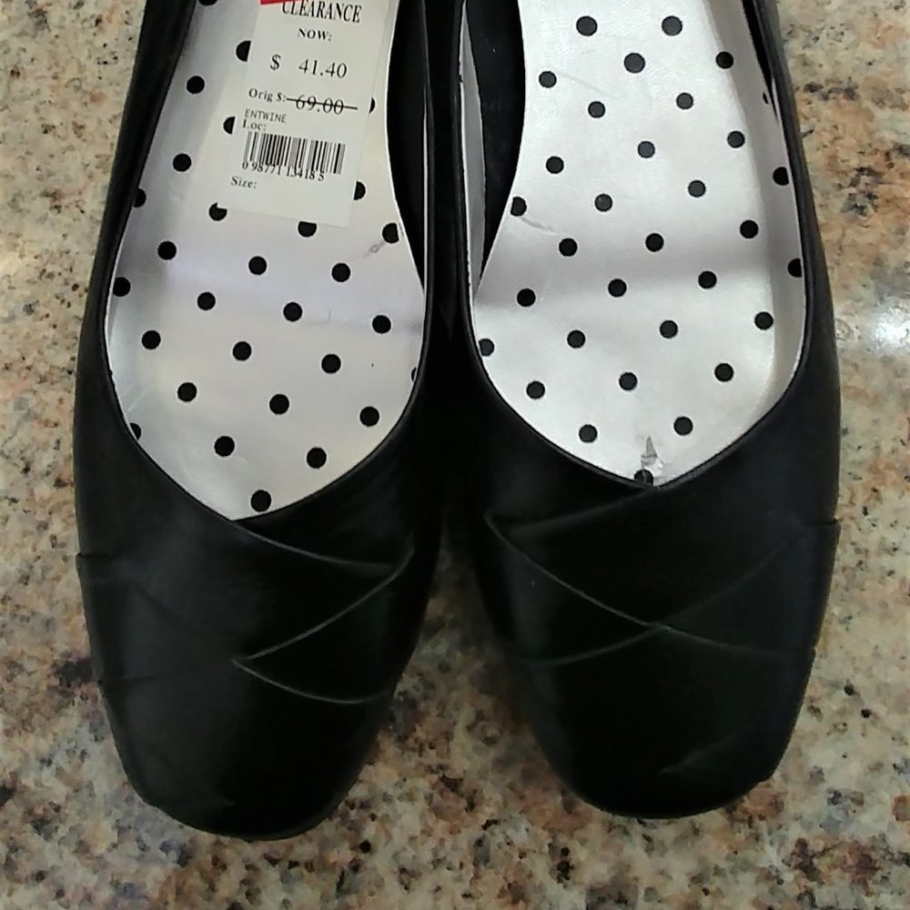 Hush Puppies black flats size 8 - Great condition!